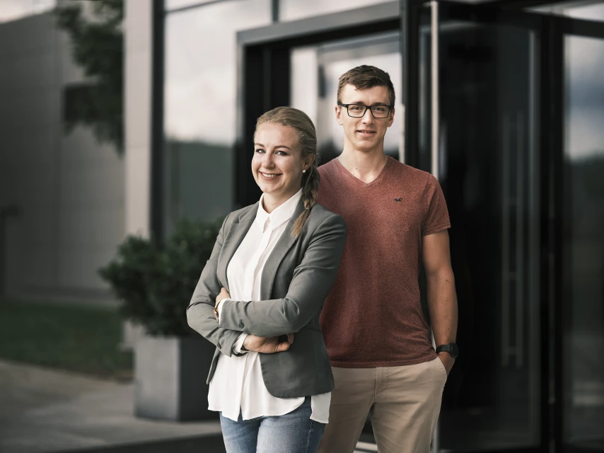 Portrait von zwei Mitarbeiter*innen